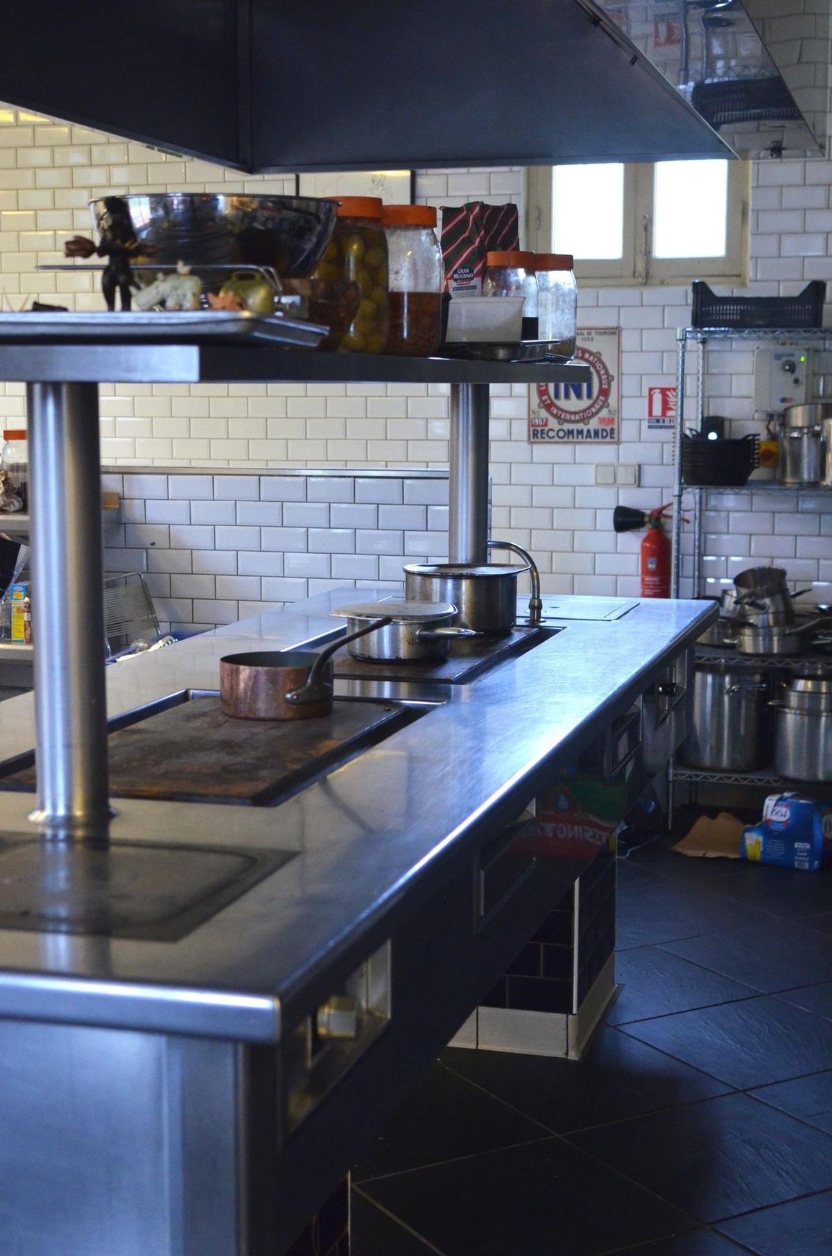 Rayonnages inox alimentaires dans un espace de stockage professionnel