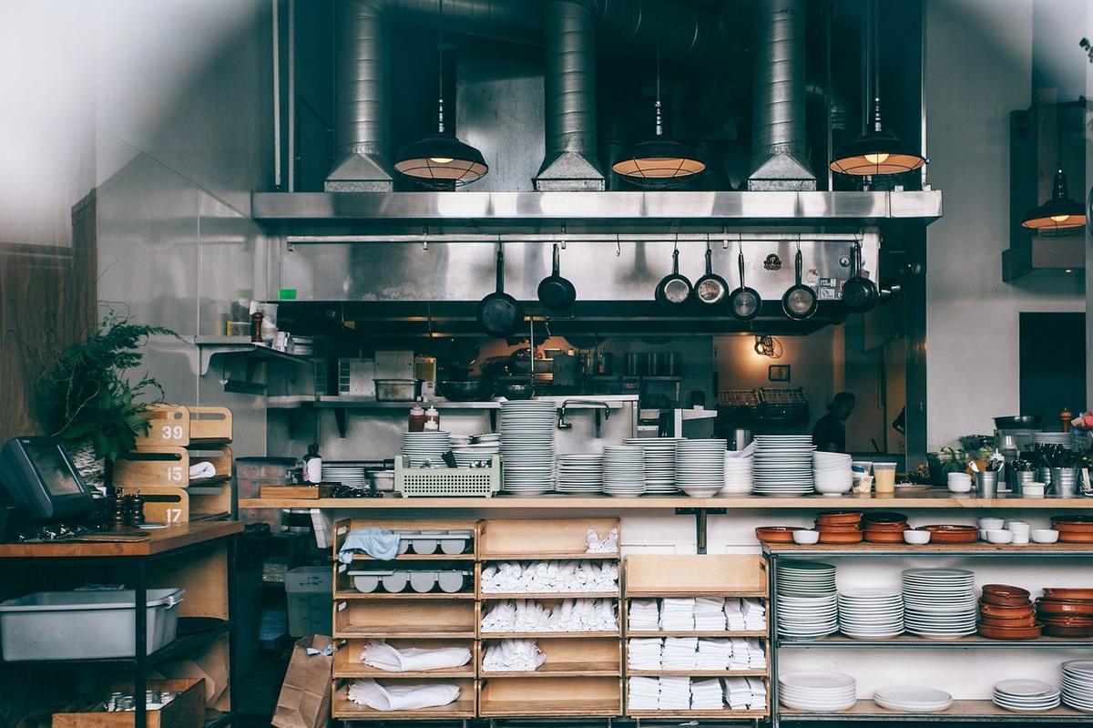 Petit espace de cuisine professionnelle équipé pour un snack